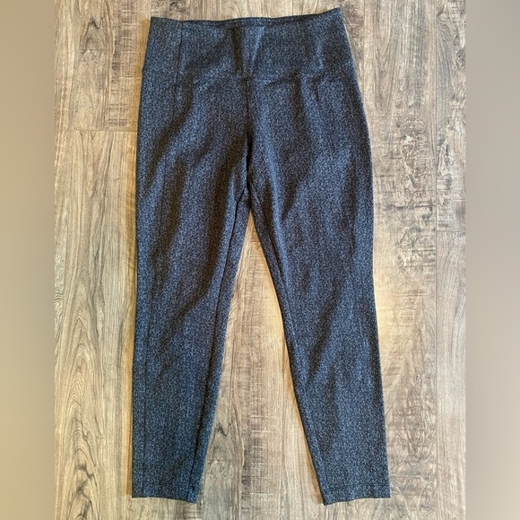 Athleta Pants - Athleta Delancey textured tight Size M, black with grey design